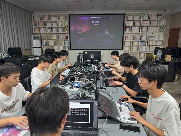 一群小孩在玩电脑描述已自动生成 一群小孩在玩电脑描述已自动生成