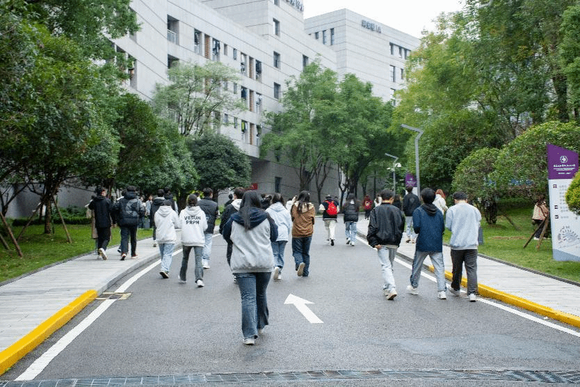 图为同学们出发寻宝 图为同学们出发寻宝