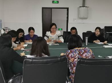 说明:F:\00 三亿\106 党建\人工智能系党支部\201909\4 宣传稿\教师党员带领大家学习.jpg